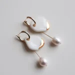 Arp pērļu un porcelāna auskari - balti